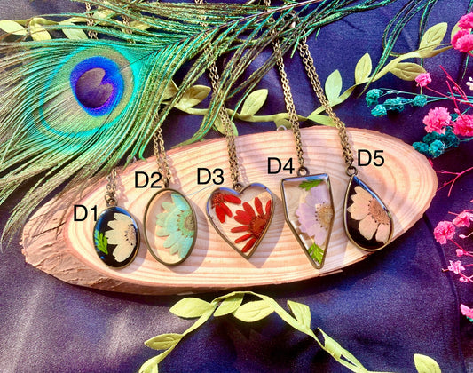 Vintage Charm Daisy Resin Pendant - Timeless Elegance with a Touch of Nature