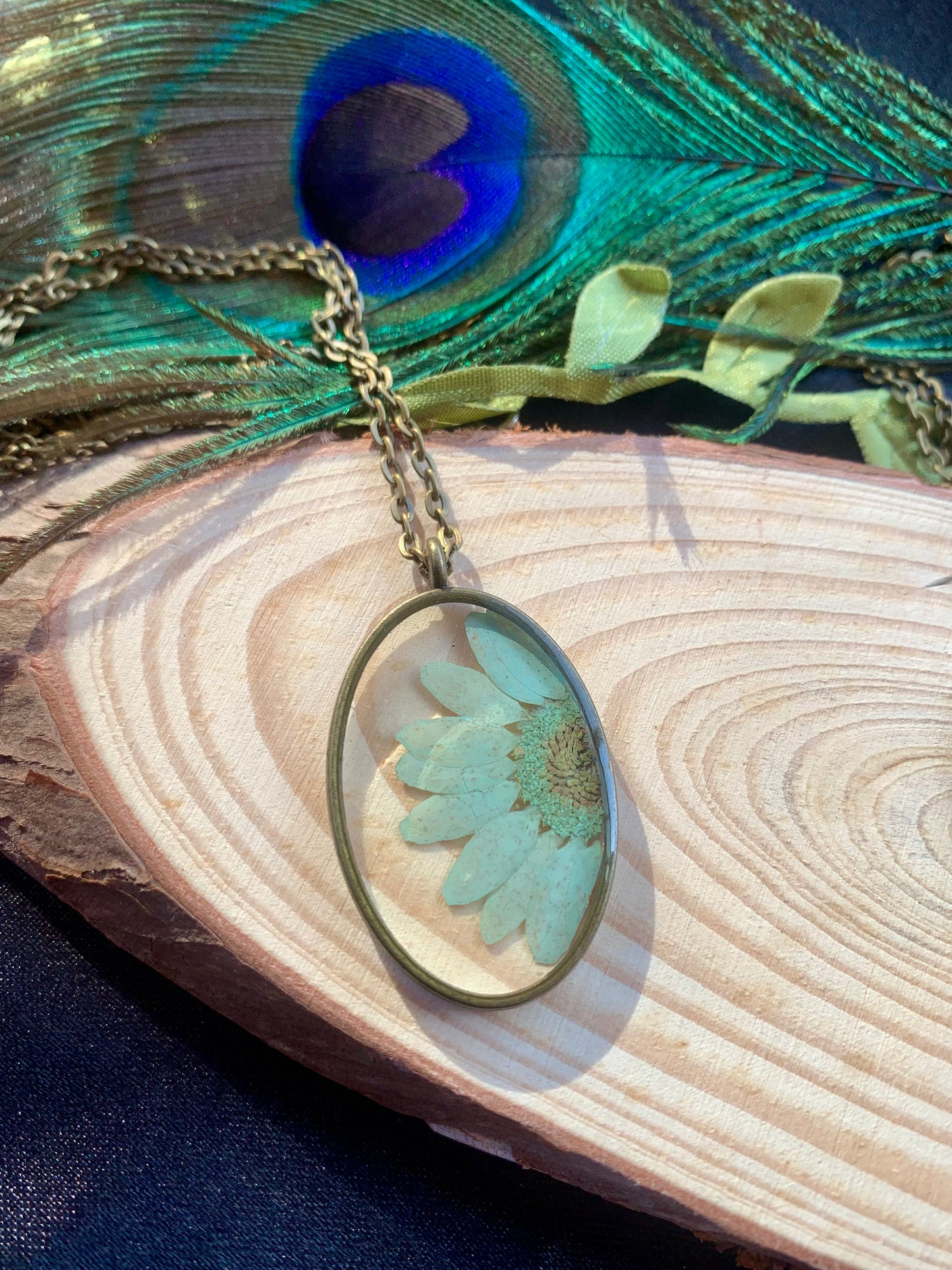 Vintage Charm Daisy Resin Pendant - Timeless Elegance with a Touch of Nature