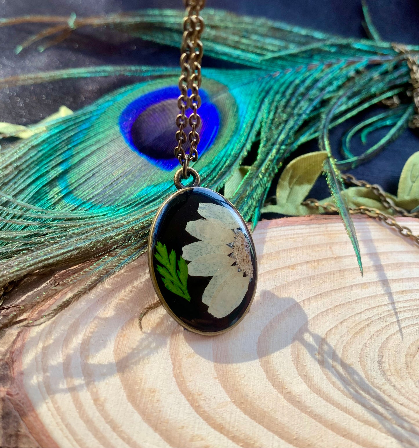 Vintage Charm Daisy Resin Pendant - Timeless Elegance with a Touch of Nature