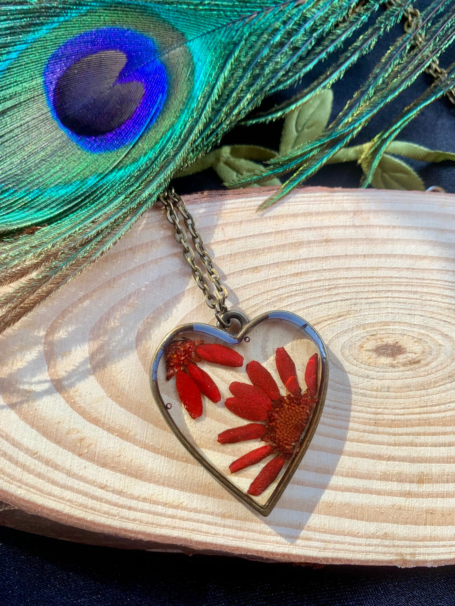 Vintage Charm Daisy Resin Pendant - Timeless Elegance with a Touch of Nature