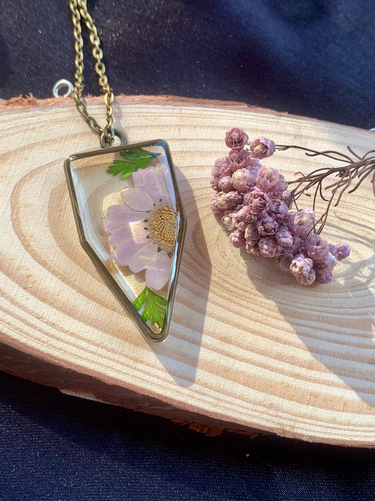 Vintage Charm Daisy Resin Pendant - Timeless Elegance with a Touch of Nature