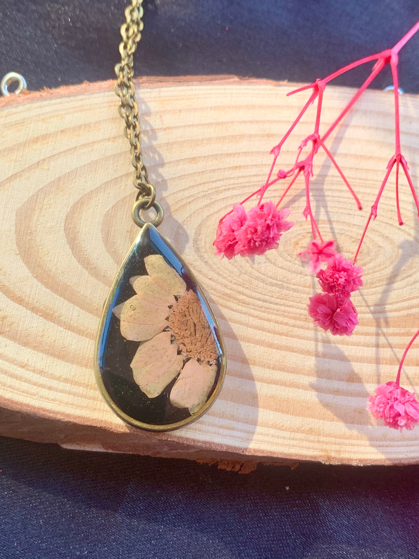 Vintage Charm Daisy Resin Pendant - Timeless Elegance with a Touch of Nature