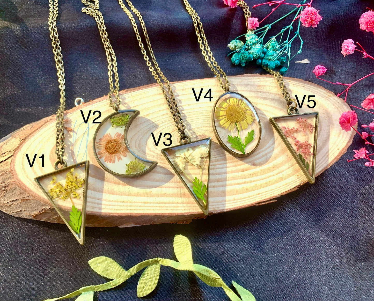 Vintage Floral Resin Pendant - Timeless Nature