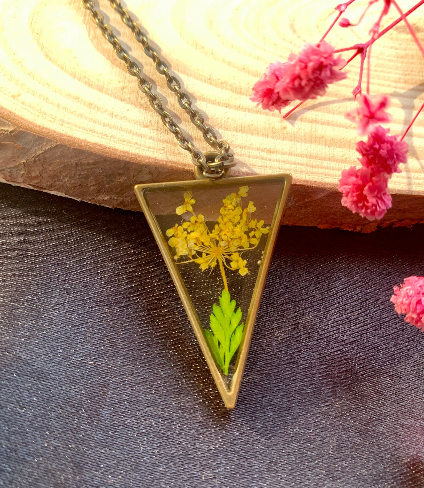 Vintage Floral Resin Pendant - Timeless Nature