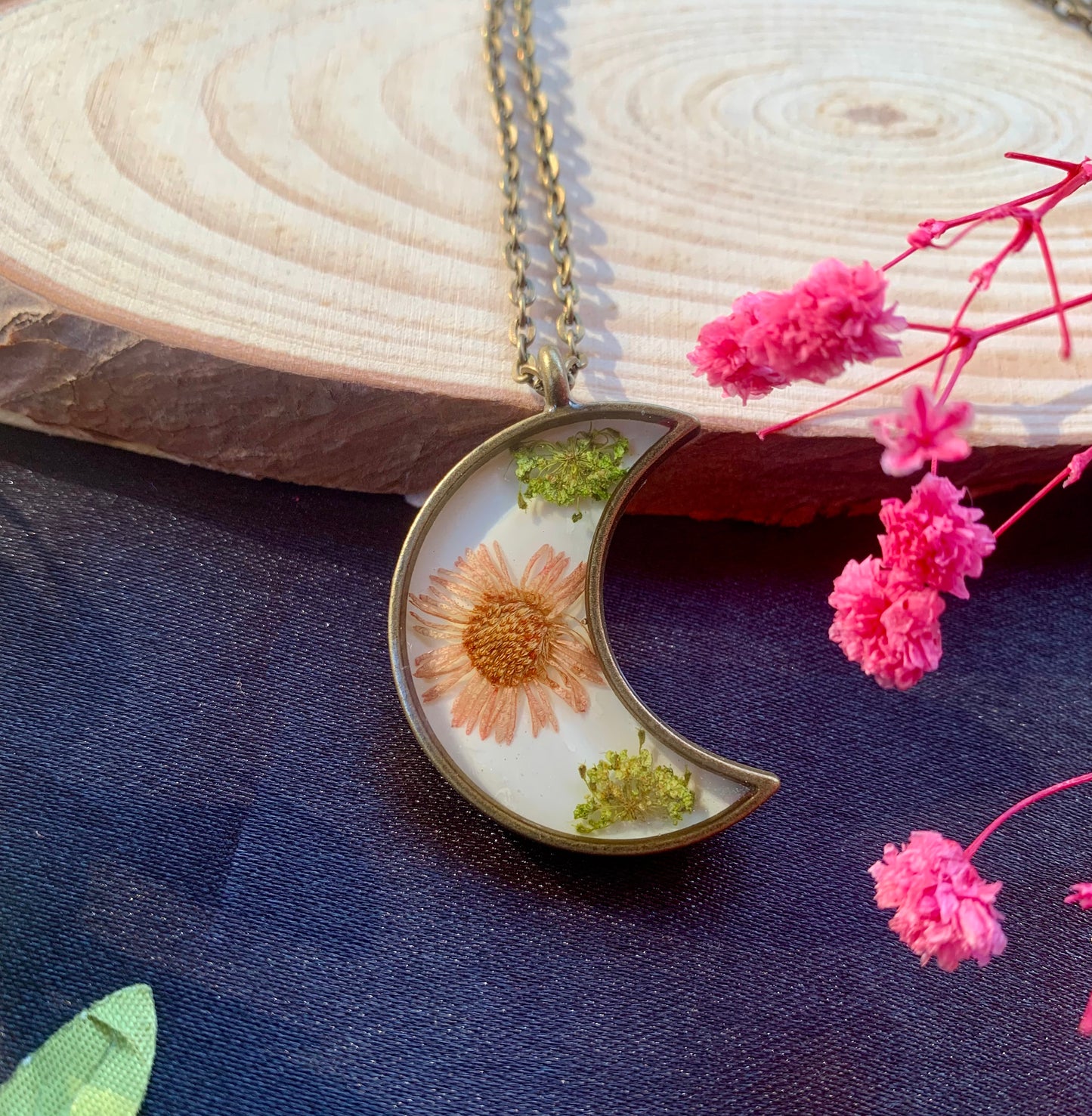 Vintage Floral Resin Pendant - Timeless Nature