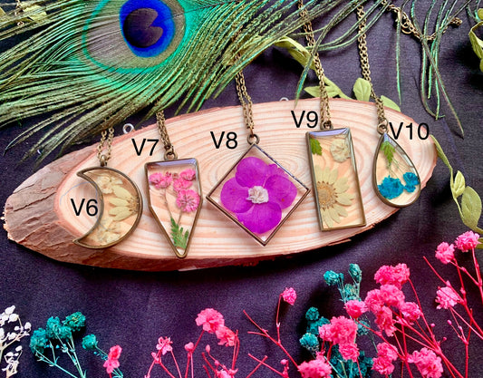 Vintage Floral Resin Pendant - Nature's Elegance Preserved