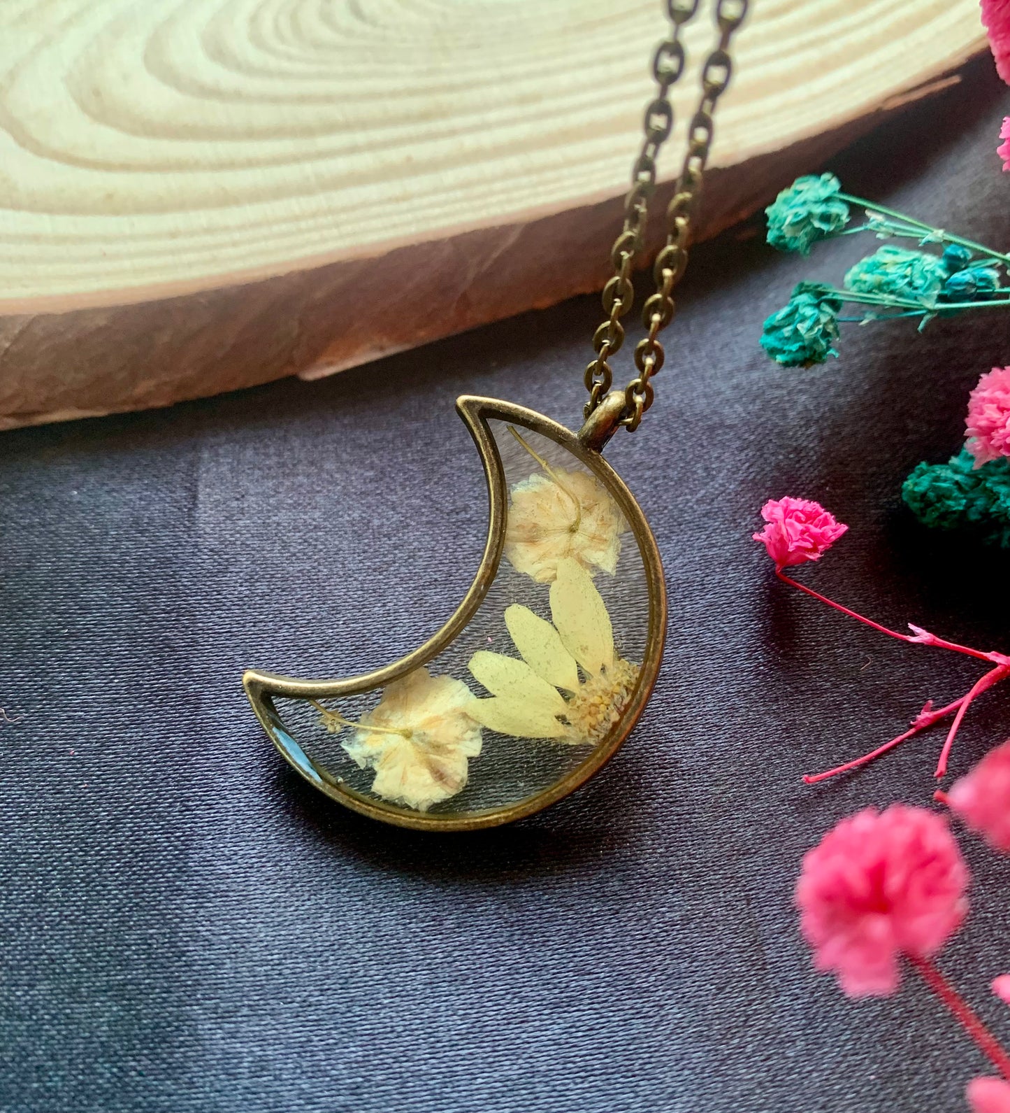 Vintage Floral Resin Pendant - Nature's Elegance Preserved