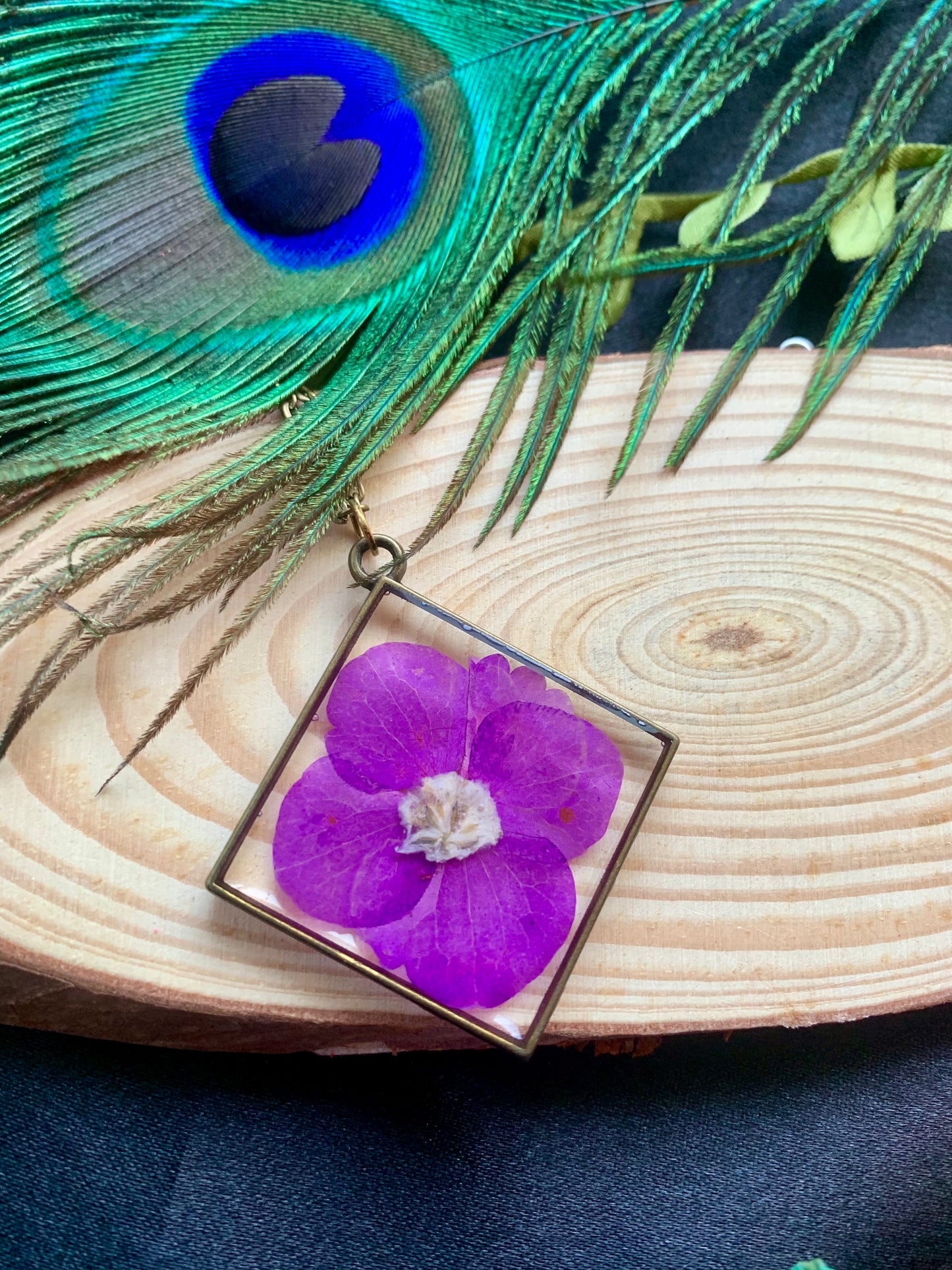 Vintage Floral Resin Pendant - Nature's Elegance Preserved
